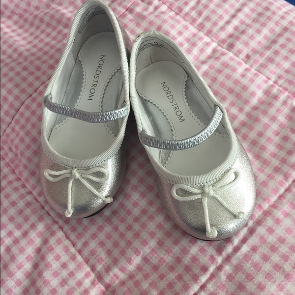 Other - Nordstrom silver sparkly toddler size 5 Mary Jane